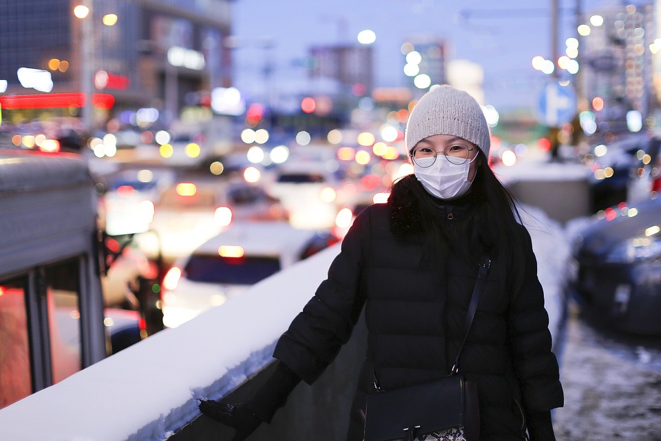 Femme malade portant un masque
